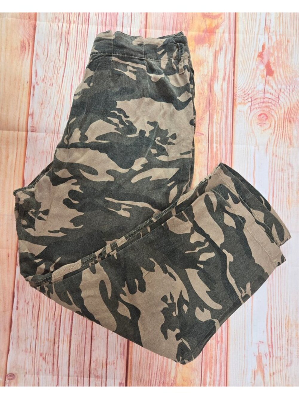 Miss Me Camo Casual Capri Pants Size Large